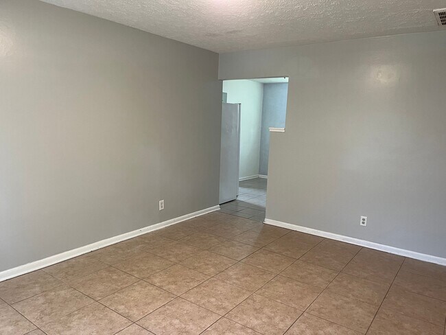Foto del edificio - 13605 Greystone Ave