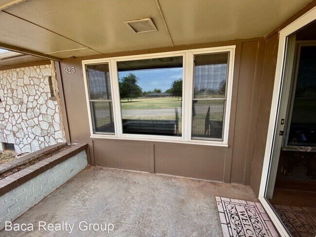 Building Photo - 3 br, 1 bath House - 325 Memorial Dr.