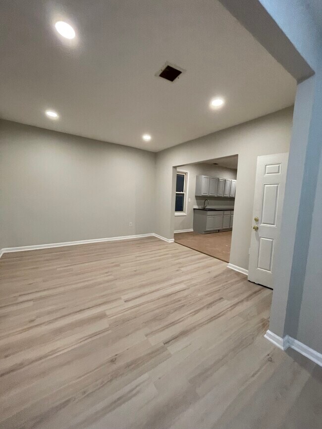 Unit 1 - 139 Goodwin Ave