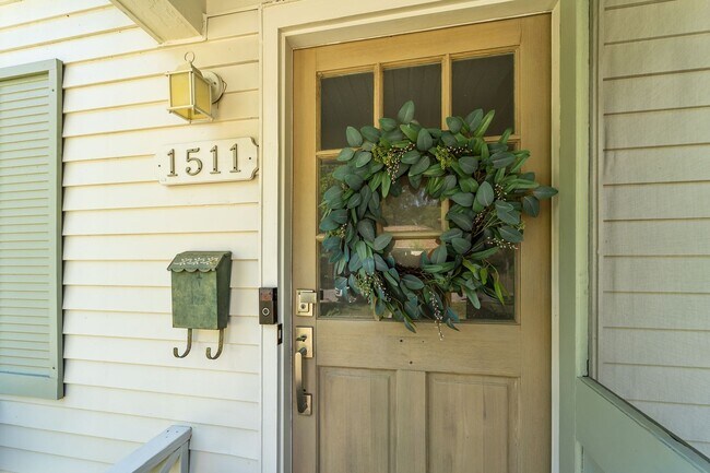 Foto del edificio - Charming Parkside 2-Bedroom Home Near Daffin Park with Fenced Yard & Patio