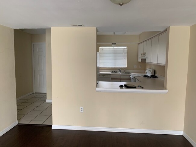 Building Photo - 8015 Palmera Pointe Cir