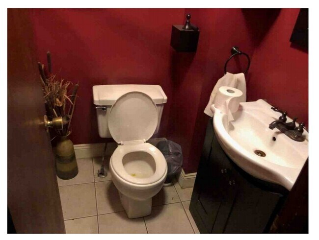 Medio baño 1er piso - 1117 Fredonia St
