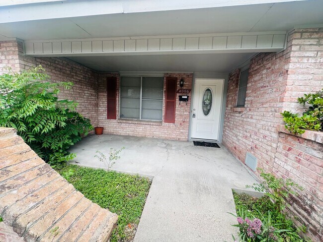 Foto del edificio - For Lease 3 Bed | 2 Bath | Open Concept | Vaulted Ceilings | 2-Car Garage| Corpus Christi