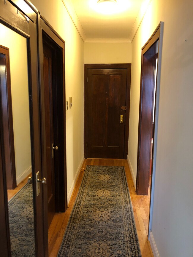 Foto del edificio - 2219 W Montrose Ave