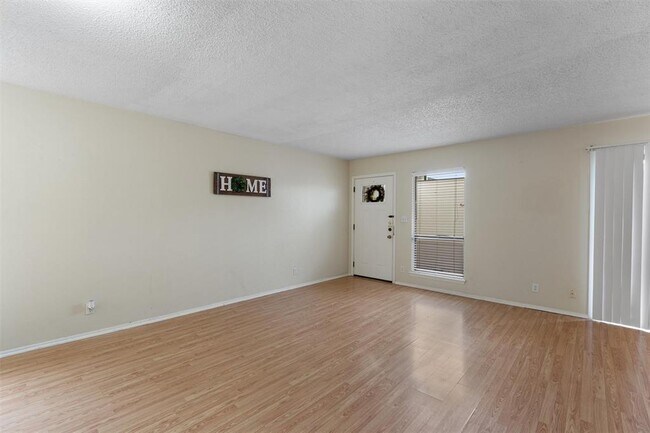 Foto del edificio - 6718 Silvermine Dr
