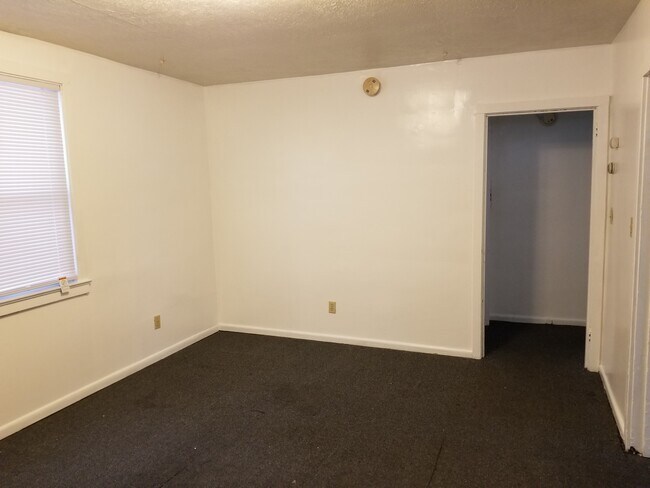 Building Photo - 389 Riverview Ave
