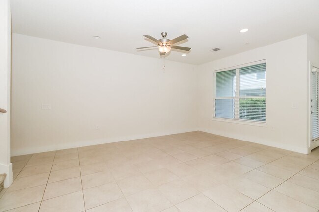 Foto del edificio - Beautiful two level Condo