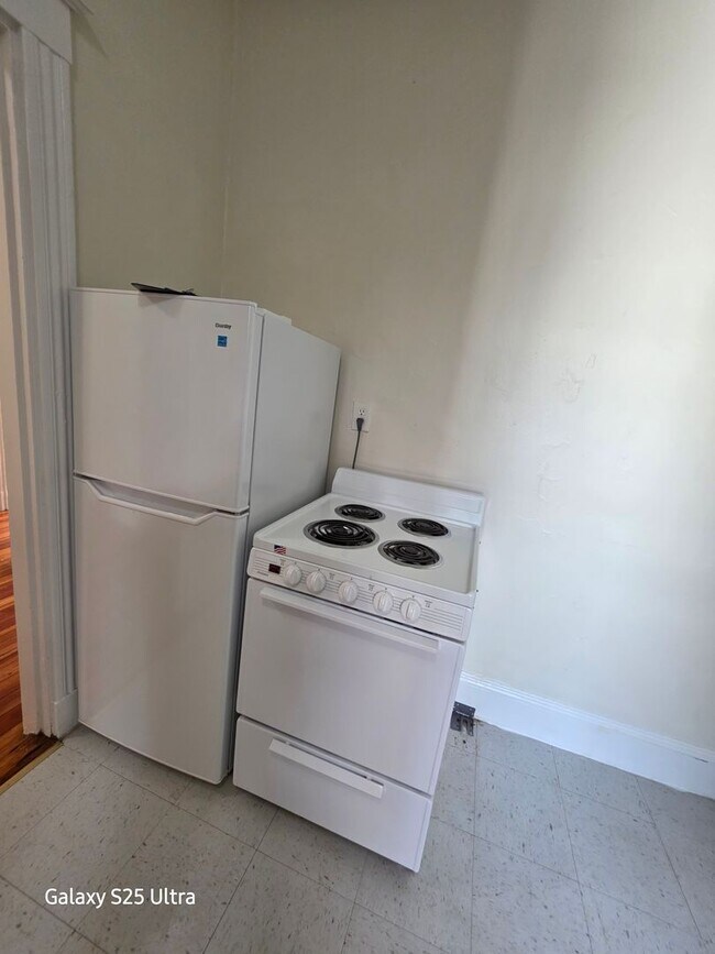 Building Photo - No Brokers Fee. No Security Deposit, Heat,...