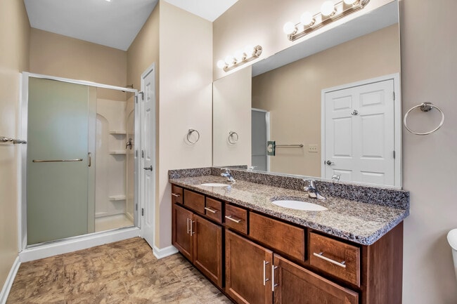 Foto del edificio - Hunt Club Circle Townhomes