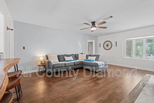 Building Photo - 136 Colina Cir