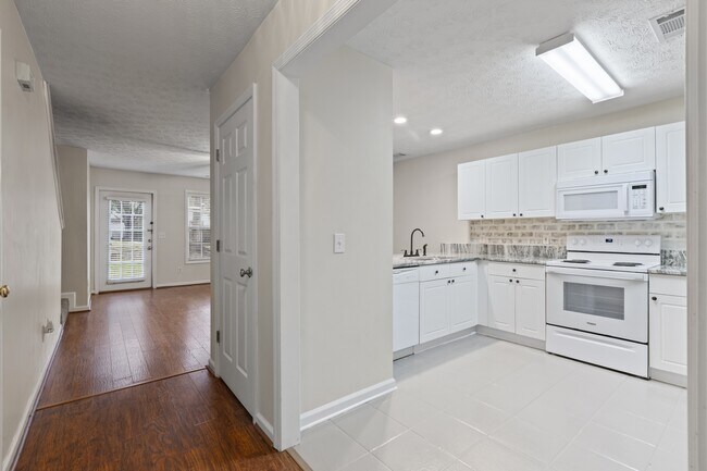 Foto del edificio - 1477 N Donahue Dr