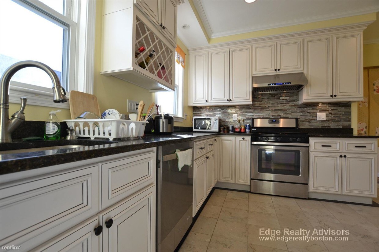 Primary Photo - 4 br, 2 bath Apartment - 35 Palmer St # Rr