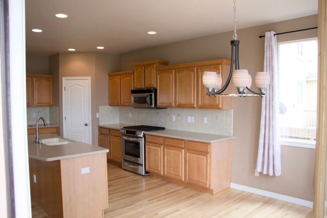 Building Photo - Gorgeous Mountain Views in Great School Di...
