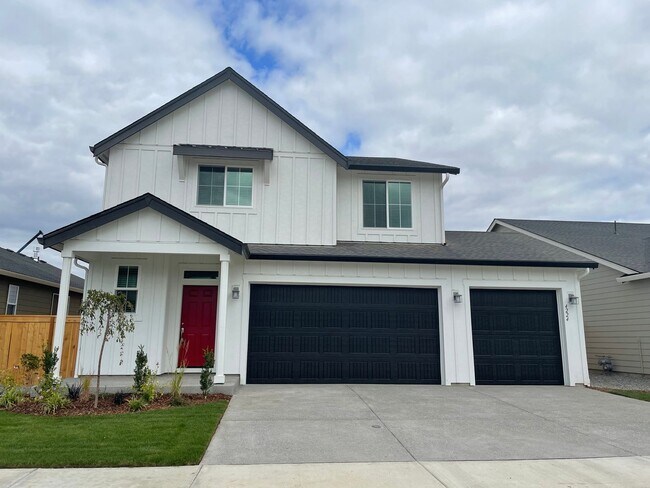 Foto del edificio - 4 Bed 2.5 Bath Home! Located near the Ridgefield Outdoor Recreation Center, equestrian facilities...