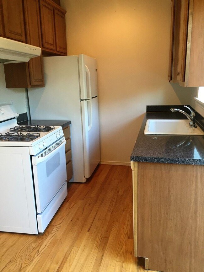 Building Photo - 2 br, 1.5 bath House - 9741 SE Holgate Blvd
