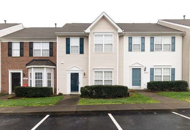 Foto del edificio - Spacious, well-kept 3 bedroom N Raleigh townhome with fenced back area!