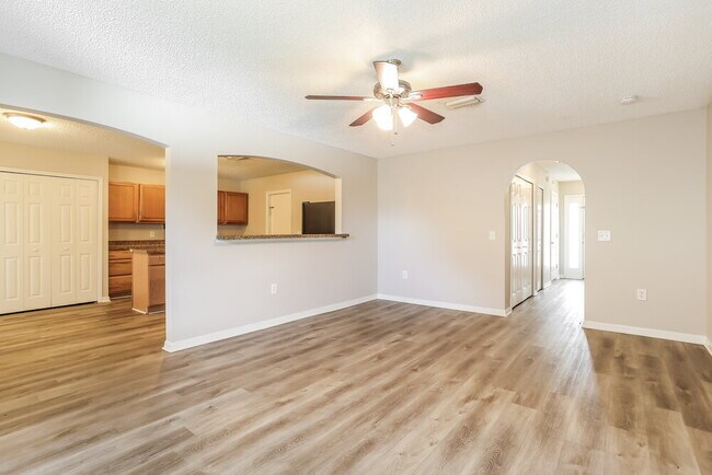 Building Photo - 5633 English Oak Dr S