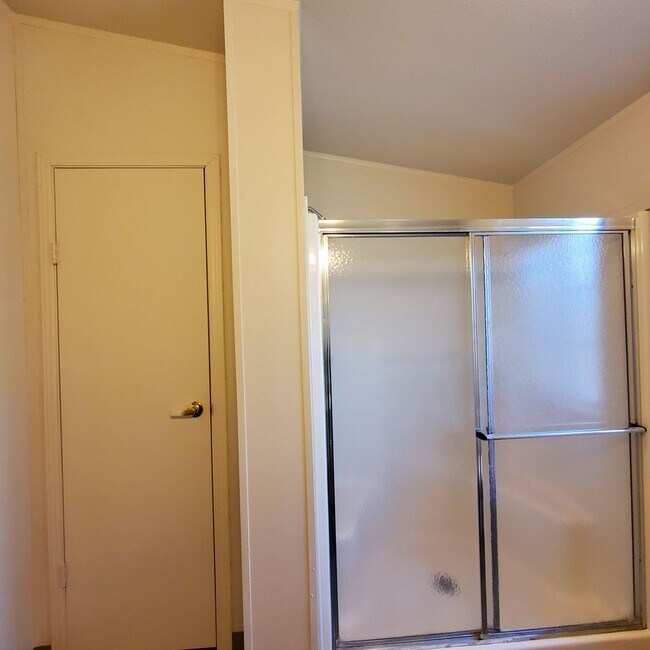 Building Photo - Pet Friendly 3bed : 2bath home w/ Garage &...