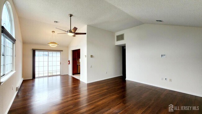 Foto del edificio - 838C Vail Rd