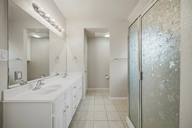 Foto del edificio - 1337 Red River Dr