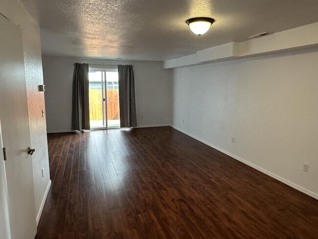 Building Photo - 826 Bennett Ave
