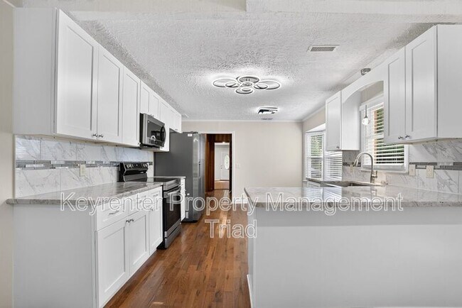 Building Photo - 5108 Lakeshore Ct