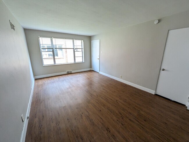 Building Photo - 3915 Jamieson Ave