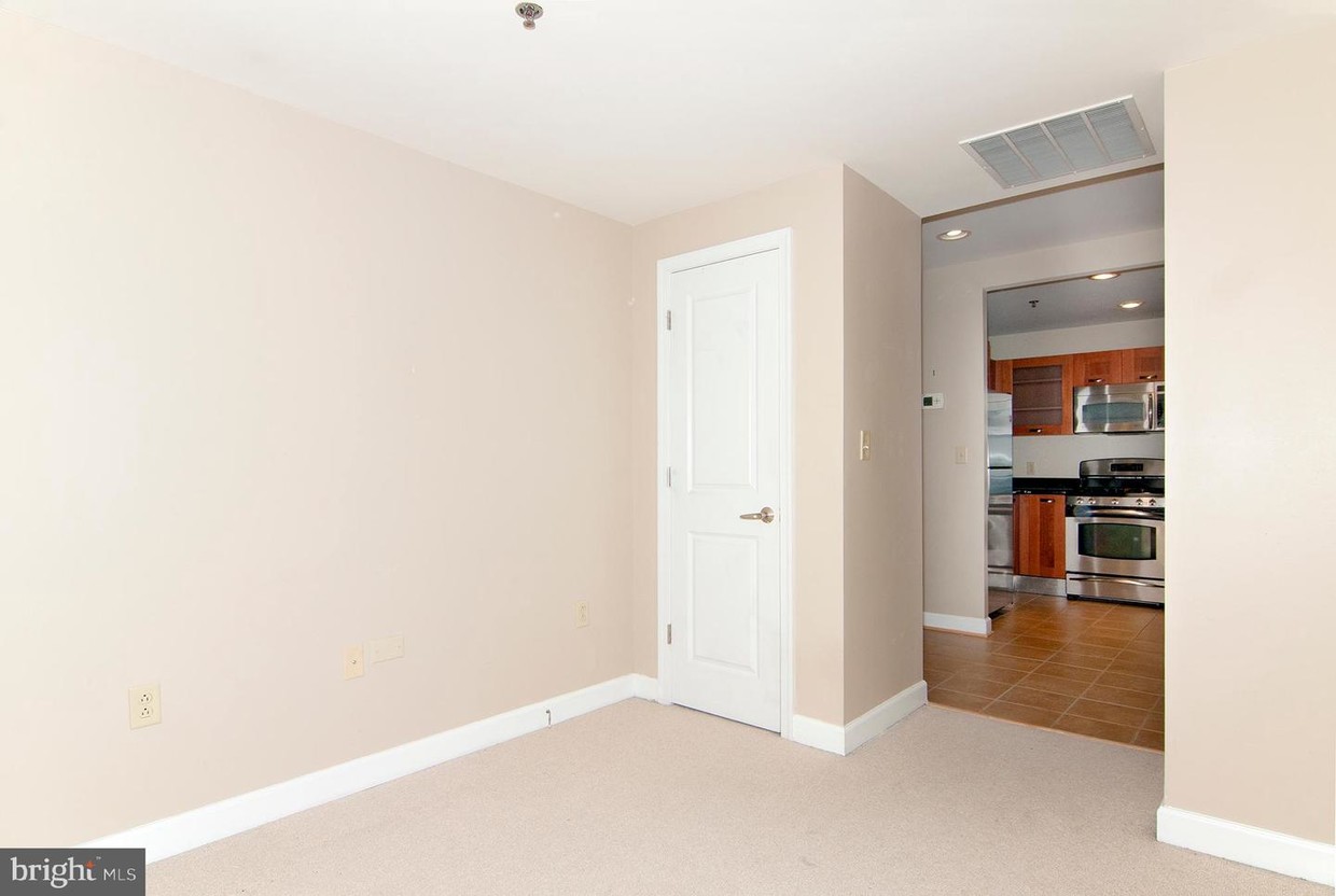 Primary Photo - 5750 Bou Ave