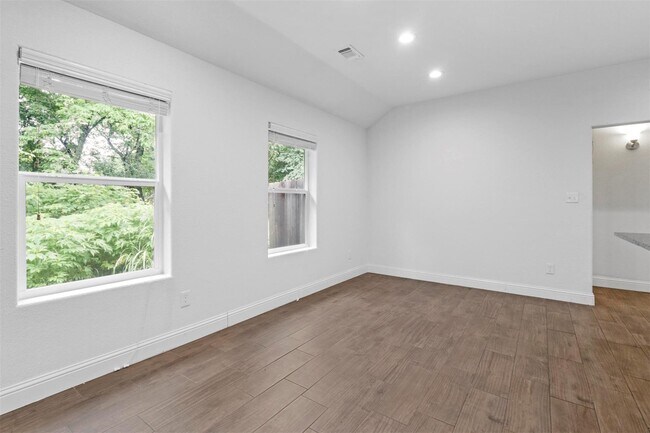 Building Photo - 715 Point Lookout Dr