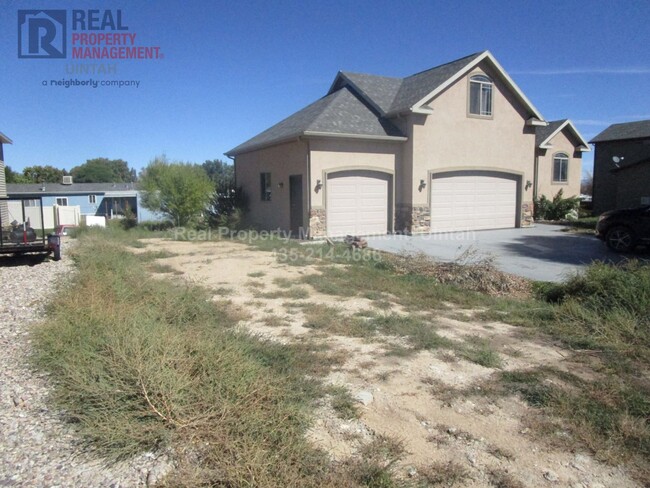 Foto del edificio - Beautiful 6 bedroom, 3 Bath, 3 Car Garage ...