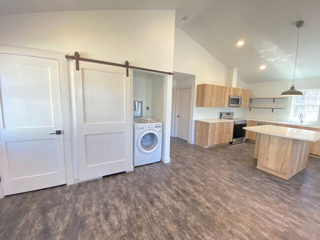 Foto del edificio - AVAILABLE JULY - Modern Farmhouse Style 2 Bed 1 Bath Home