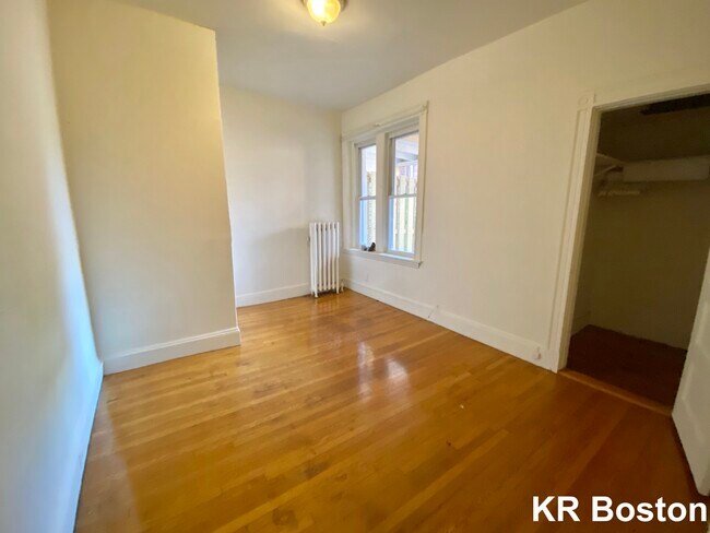 Building Photo - 1581 Beacon St
