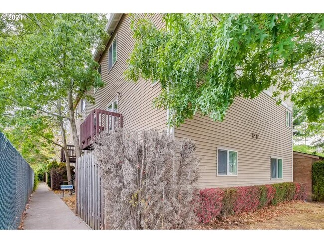 Building Photo - 3317 SE 122nd Ave #6