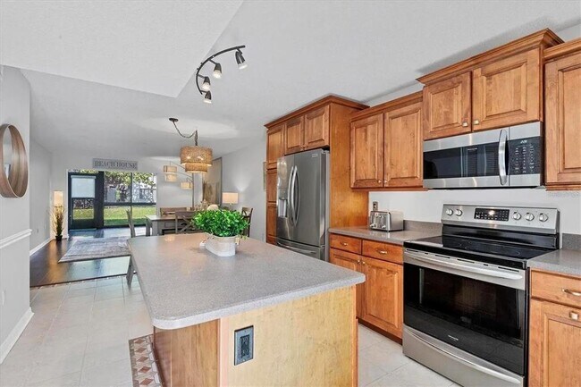 Foto del edificio - 1640 Stickney Point Rd