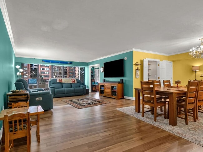 Foto del edificio - Have It All in Crystal City: Spacious, Stylish & Steps From Everything!