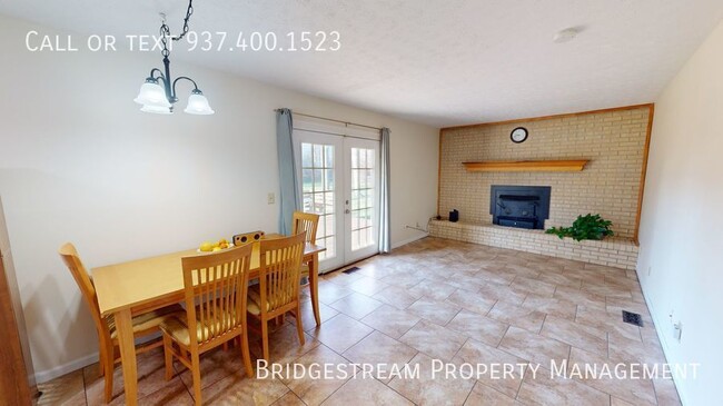 Building Photo - 3 bedroom, 1.5 bath ranch home with 2 car ...