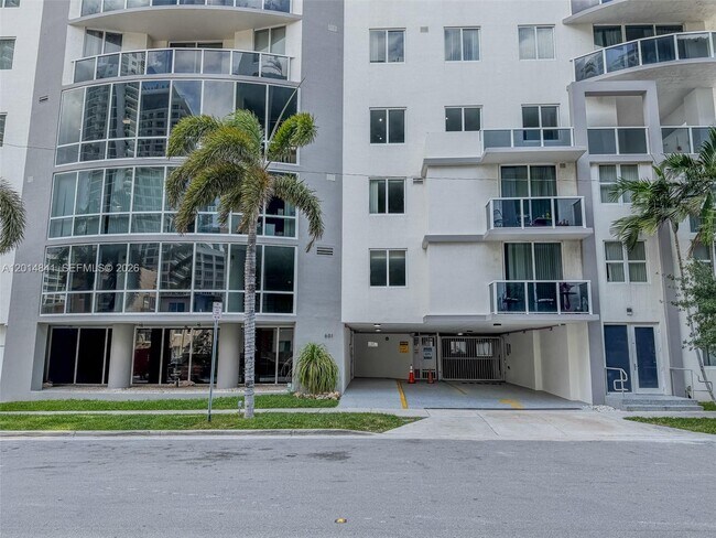 Foto del edificio - 601 NE 23rd St