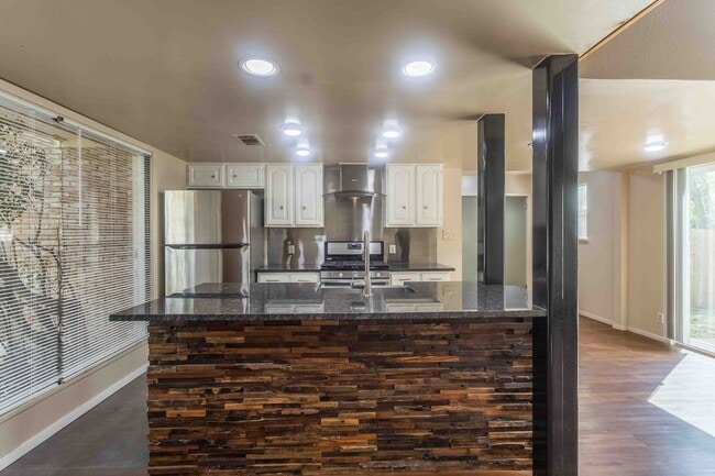 Building Photo - 3901 Knollwood Dr
