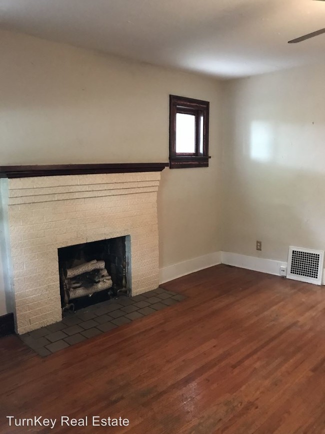 Building Photo - 2 br, 1 bath House - 620 S Weller