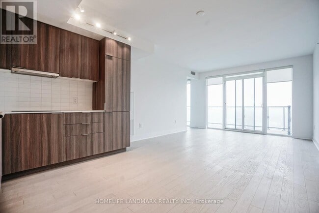 Photo du bâtiment - 955-3955 Bay St.