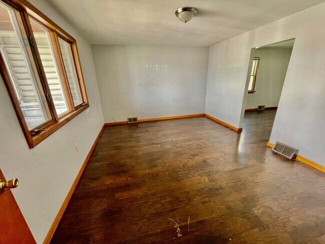 Building Photo - Coraopolis 3 Bedroom, 2 Bath House with De...