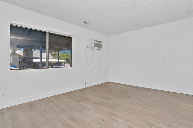 Foto del edificio - 1 bedroom 1 bathroom upstairs 4 plex unit available 05/18/2026