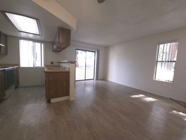 Building Photo - Ground floor condo, feels like home!