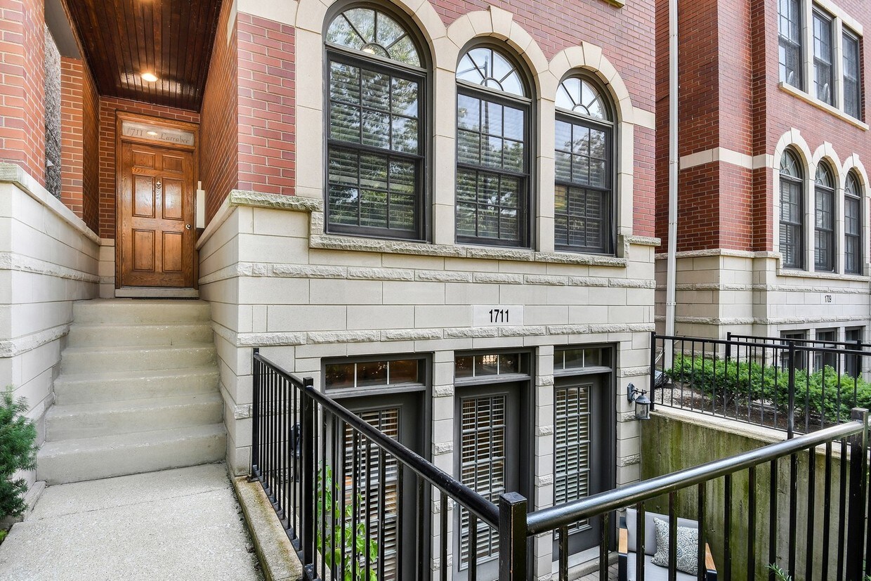 Primary Photo - 1711 N Larrabee St