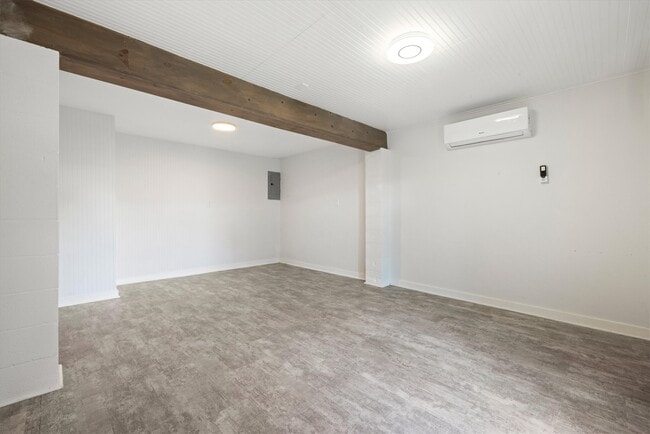 Building Photo - 370 Ling St