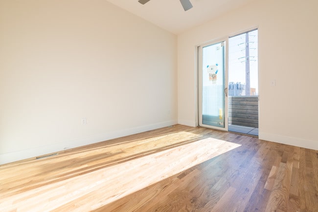Master bedroom with balcony w/ Flatiron views - 2530 28th St