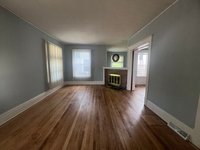 Building Photo - Large Single Family Five Bedroom Home!