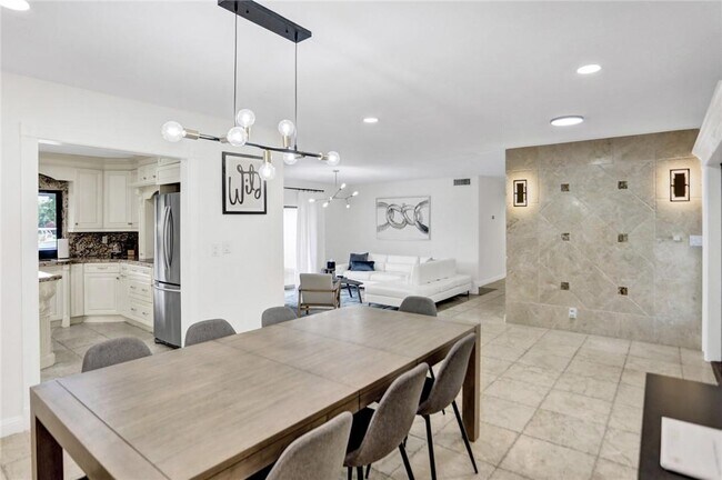 Building Photo - 631 Oleander Dr