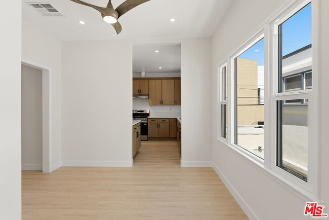 Building Photo - 833 1/4 N Alfred St