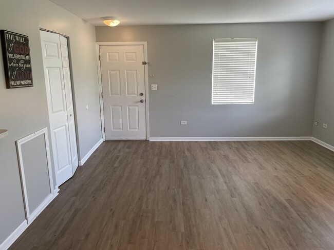 living room - 515 Silverstone Dr
